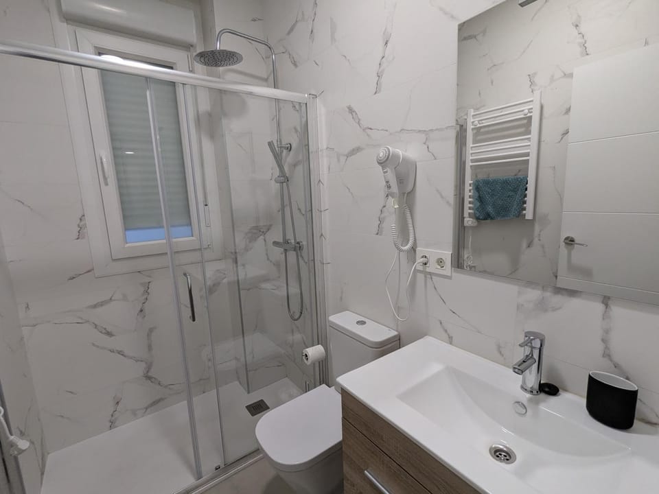 Shower, Toilet