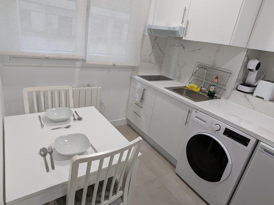 Kitchen or kitchenette, Dining area, stove