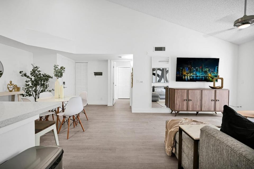 Lux 2-BR Pet-Friendly Retreat in Deerfield Beach Apartment in Deerfield Beach