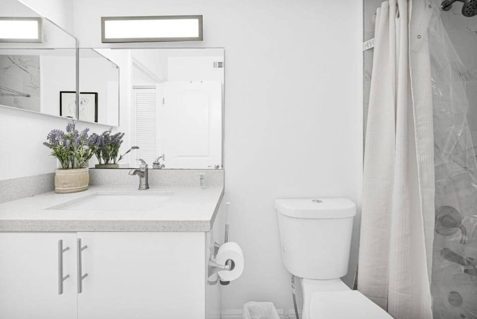 Lux 2-BR Pet-Friendly Retreat in Deerfield Beach Apartment in Deerfield Beach