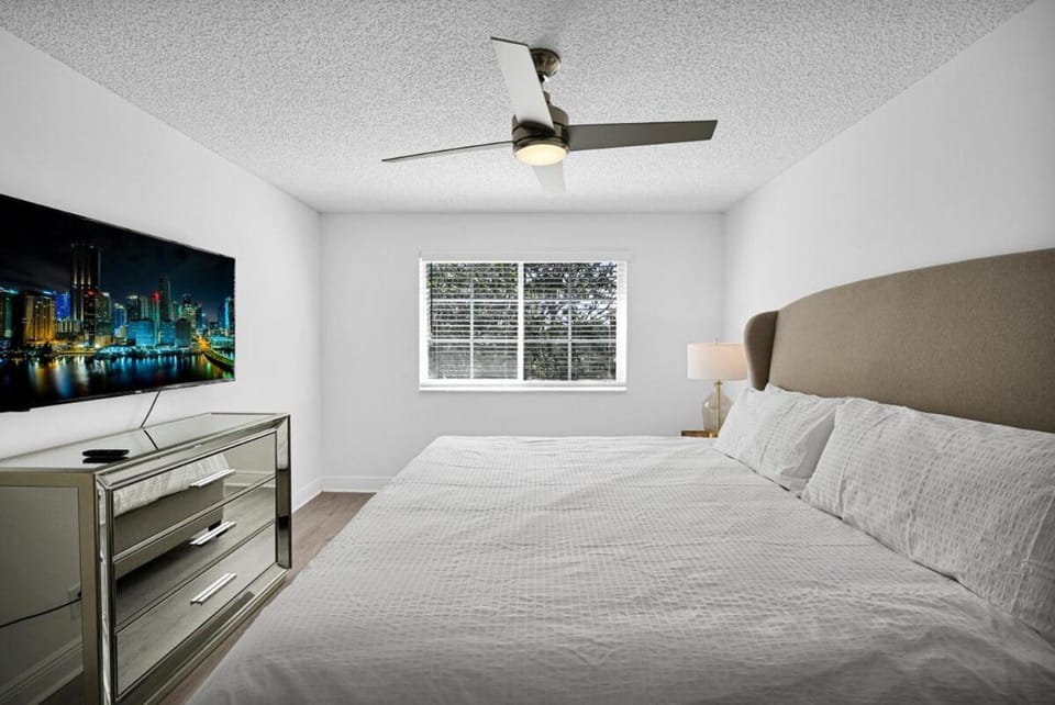 Lux 2-BR Pet-Friendly Retreat in Deerfield Beach Apartment in Deerfield Beach