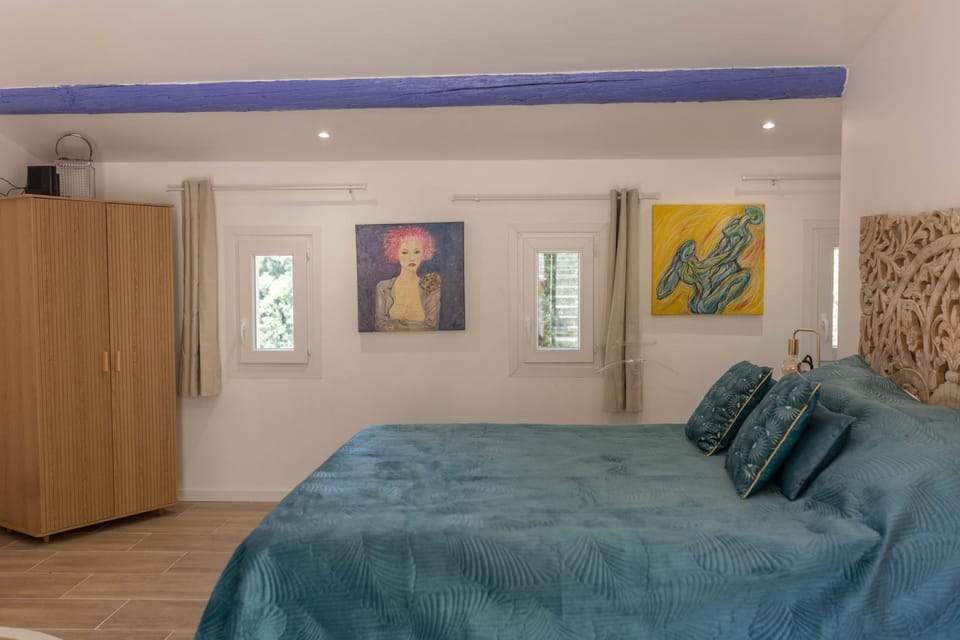 Bed, Photo of the whole room, wardrobe