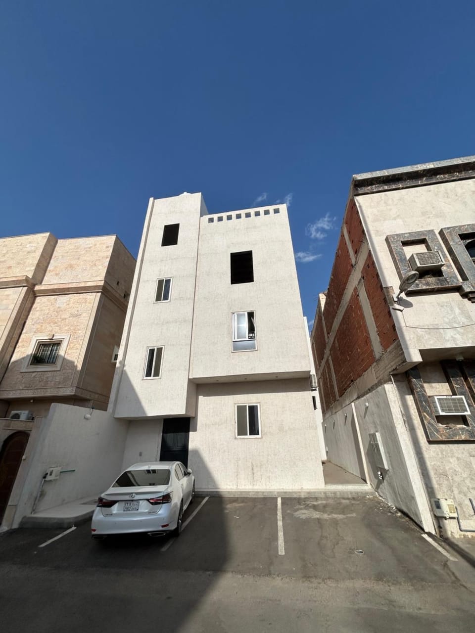 Property building, Day, Neighbourhood, Street view, Location, Parking