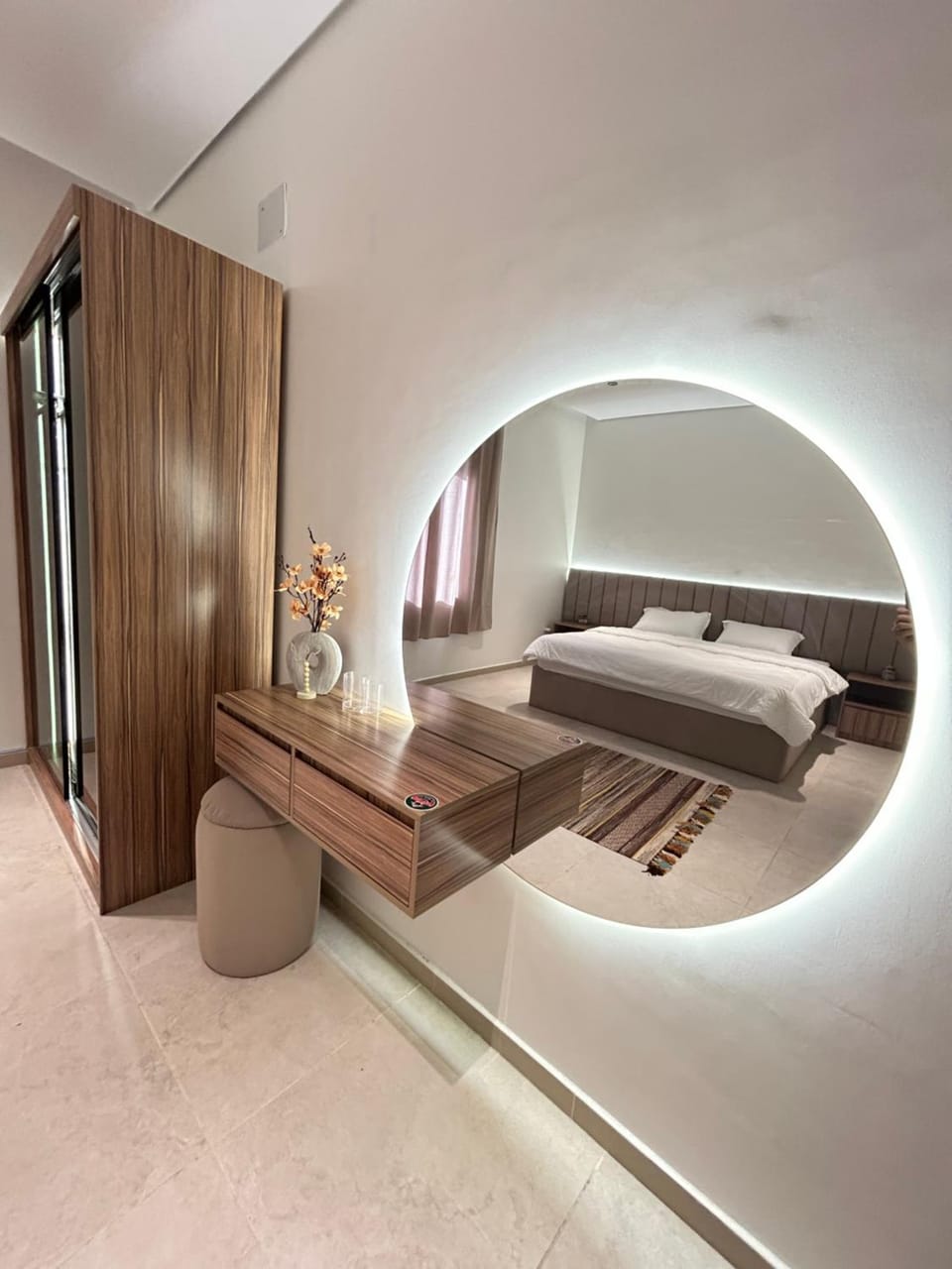 Bed, Photo of the whole room, Seating area, Bedroom, wardrobe