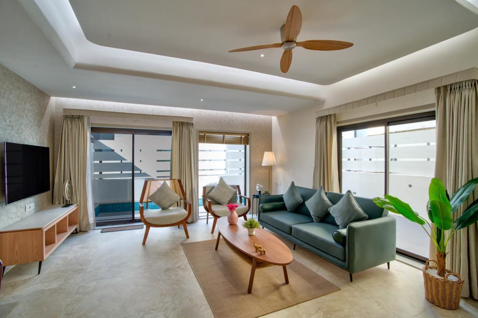 TV and multimedia, Living room, Seating area, fireplace