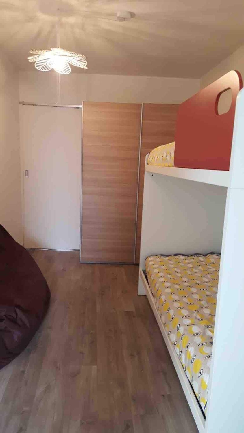 Spacious flat with lounge terrace, near the sea Apartment in De Panne