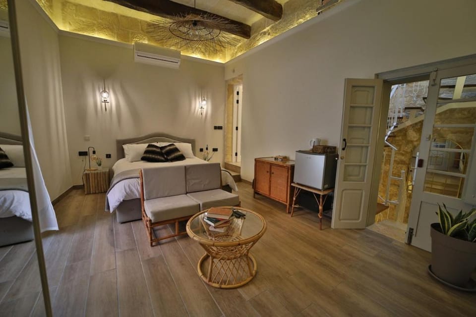 Bed, Photo of the whole room, Seating area, Bedroom