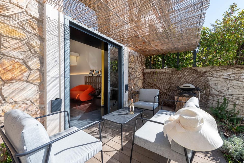 Patio, Living room