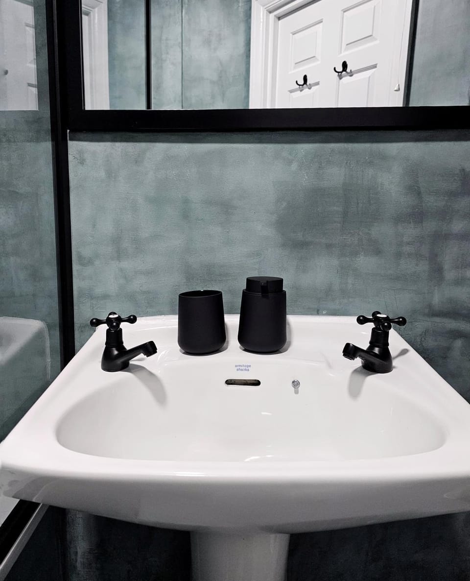 Designers 1-bedroom Flat Apartment in London Borough of Islington