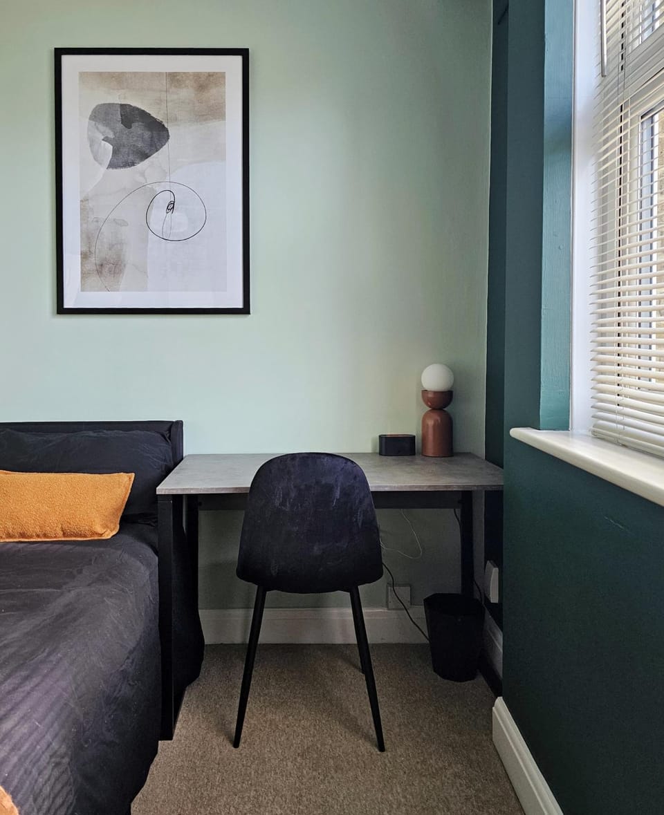 Bed, Photo of the whole room, Seating area, Bedroom