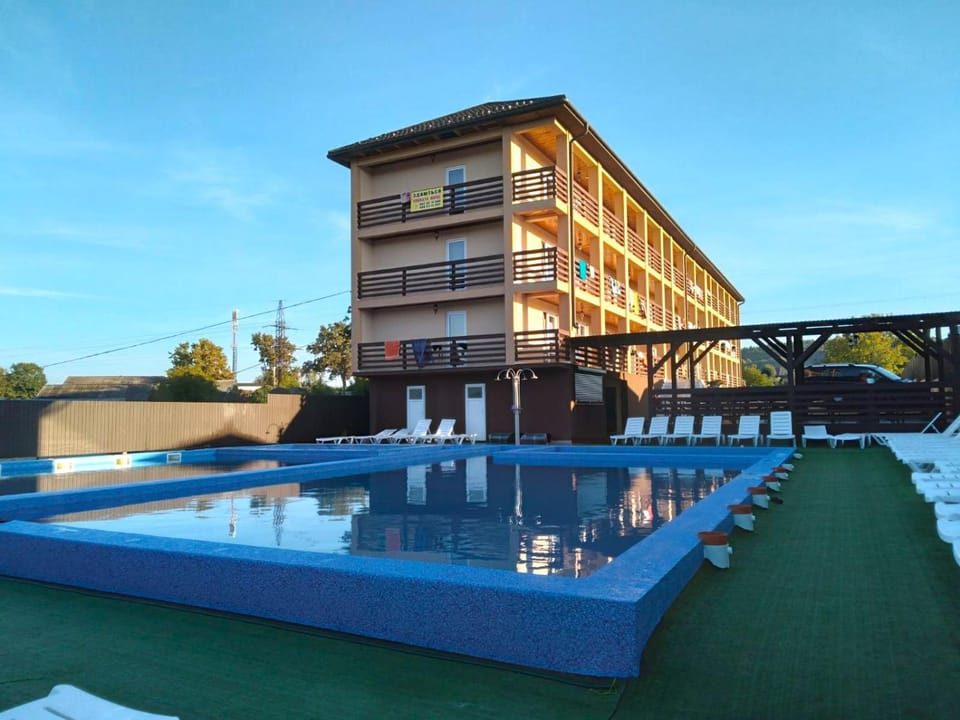 Property building, Day, Pool view, Swimming pool, sunbed