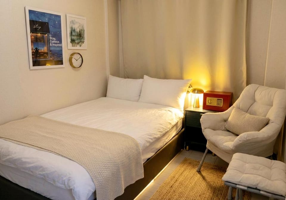 Chillpop stay I Hongdae Sinchon I 1F I 4ppl I Private 2BR, 3 Bed Apartment in Seoul