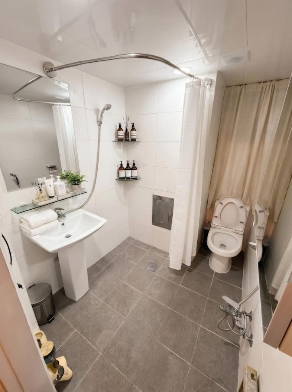 Chillpop stay I Hongdae Sinchon I 1F I 4ppl I Private 2BR, 3 Bed Apartment in Seoul