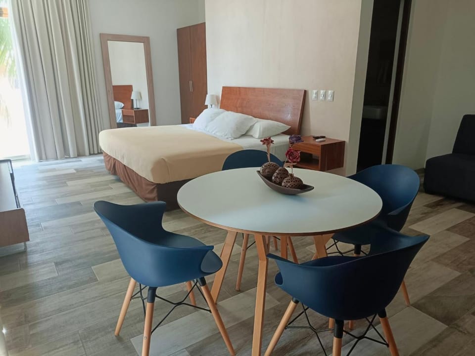 Bed, Living room, Photo of the whole room, Seating area, Dining area, Bedroom