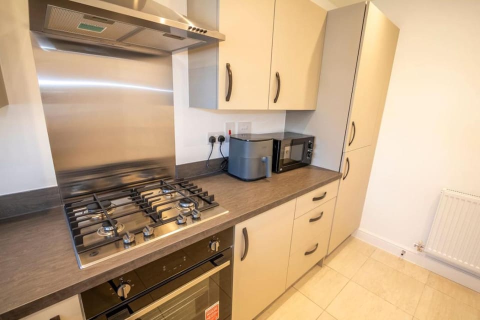 Comfortable Short Stay and Long Stay Home in Chester - Parking & WiFi available Apartment in Chester