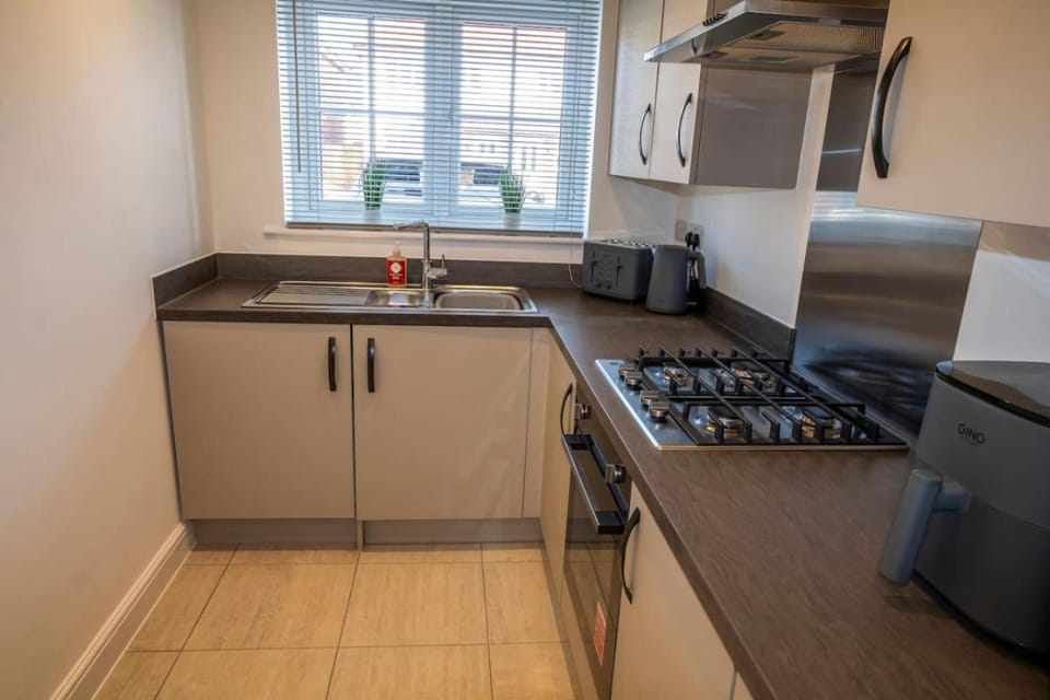 Comfortable Short Stay and Long Stay Home in Chester - Parking & WiFi available Apartment in Chester