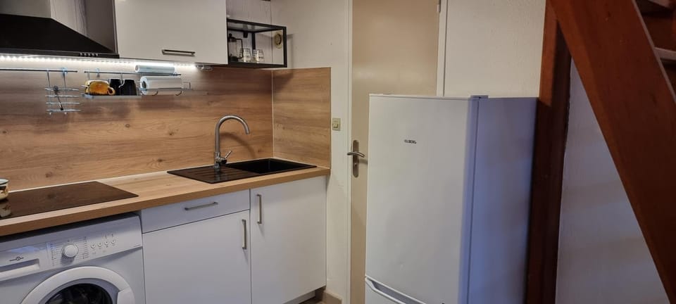 Kitchen or kitchenette, washing machine