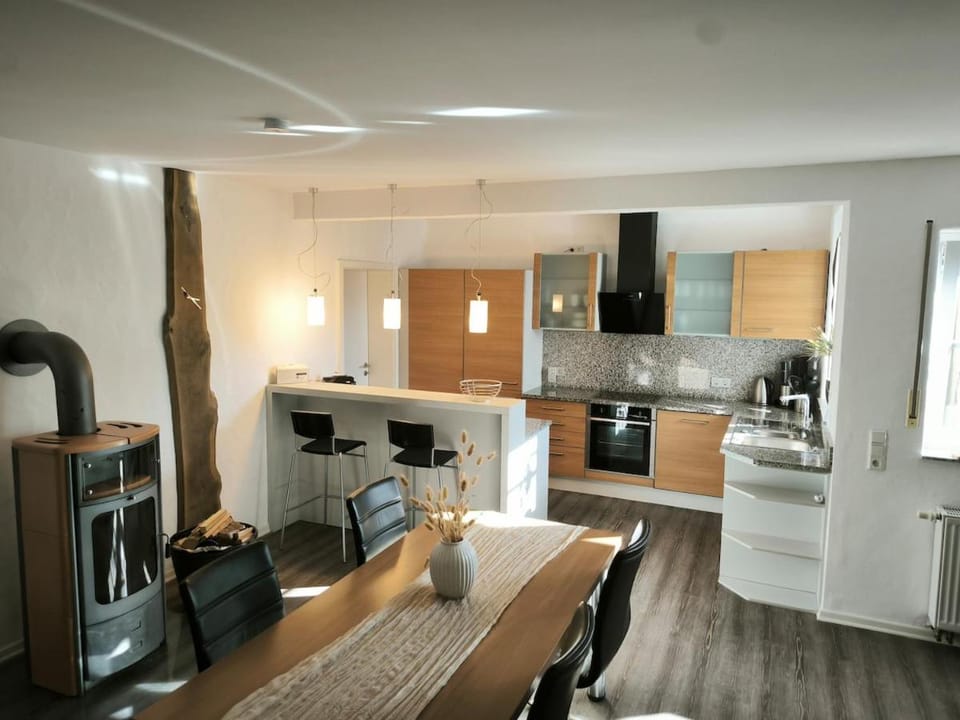 Coffee/tea facilities, Kitchen or kitchenette, Dining area, dishwasher, oven, stove