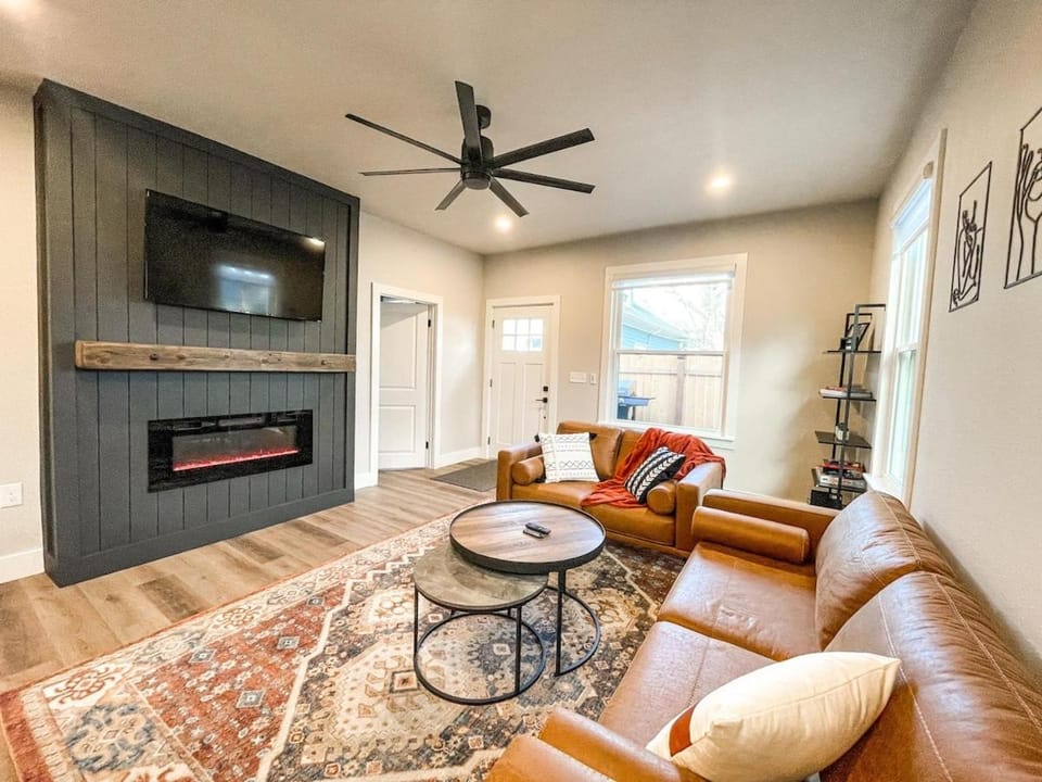 Designer Retreat_Central loc_walk to brewery_cafe House in Colorado Springs