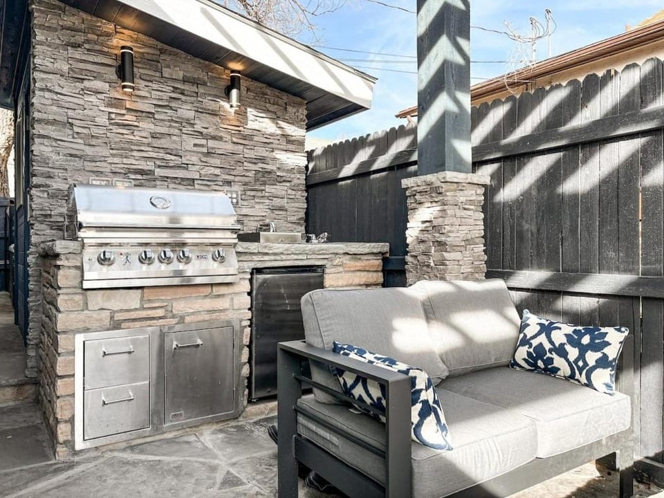 Colorado Spa Retreat _HOT TUB_SAUNA_downtown House in Old Colorado City