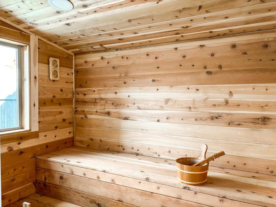 Colorado Spa Retreat _HOT TUB_SAUNA_downtown House in Old Colorado City