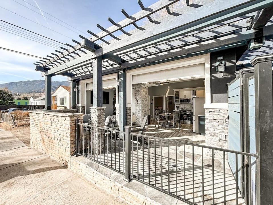 Colorado Spa Retreat _HOT TUB_SAUNA_downtown House in Old Colorado City