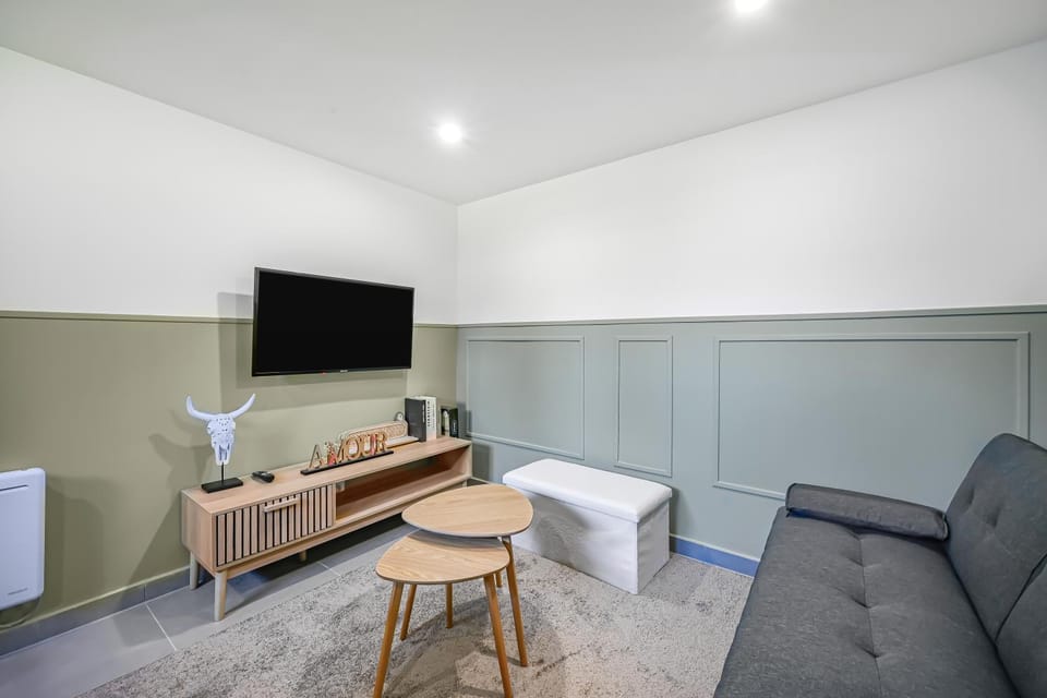 Le Repaire - Love Room - Jacuzzi - Wifi Apartment in Île-de-France