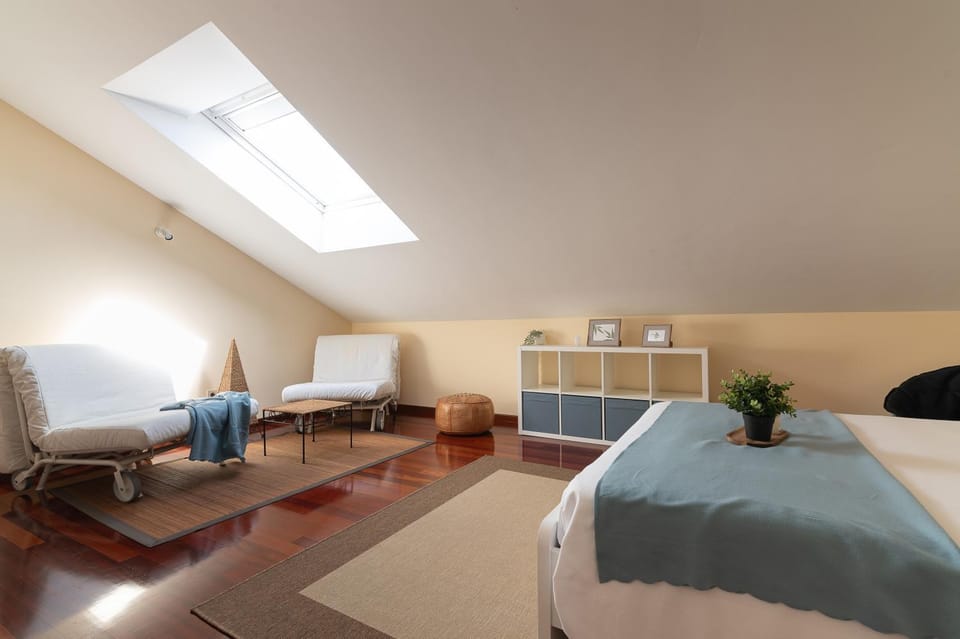 Bed, Photo of the whole room, Seating area, Bedroom