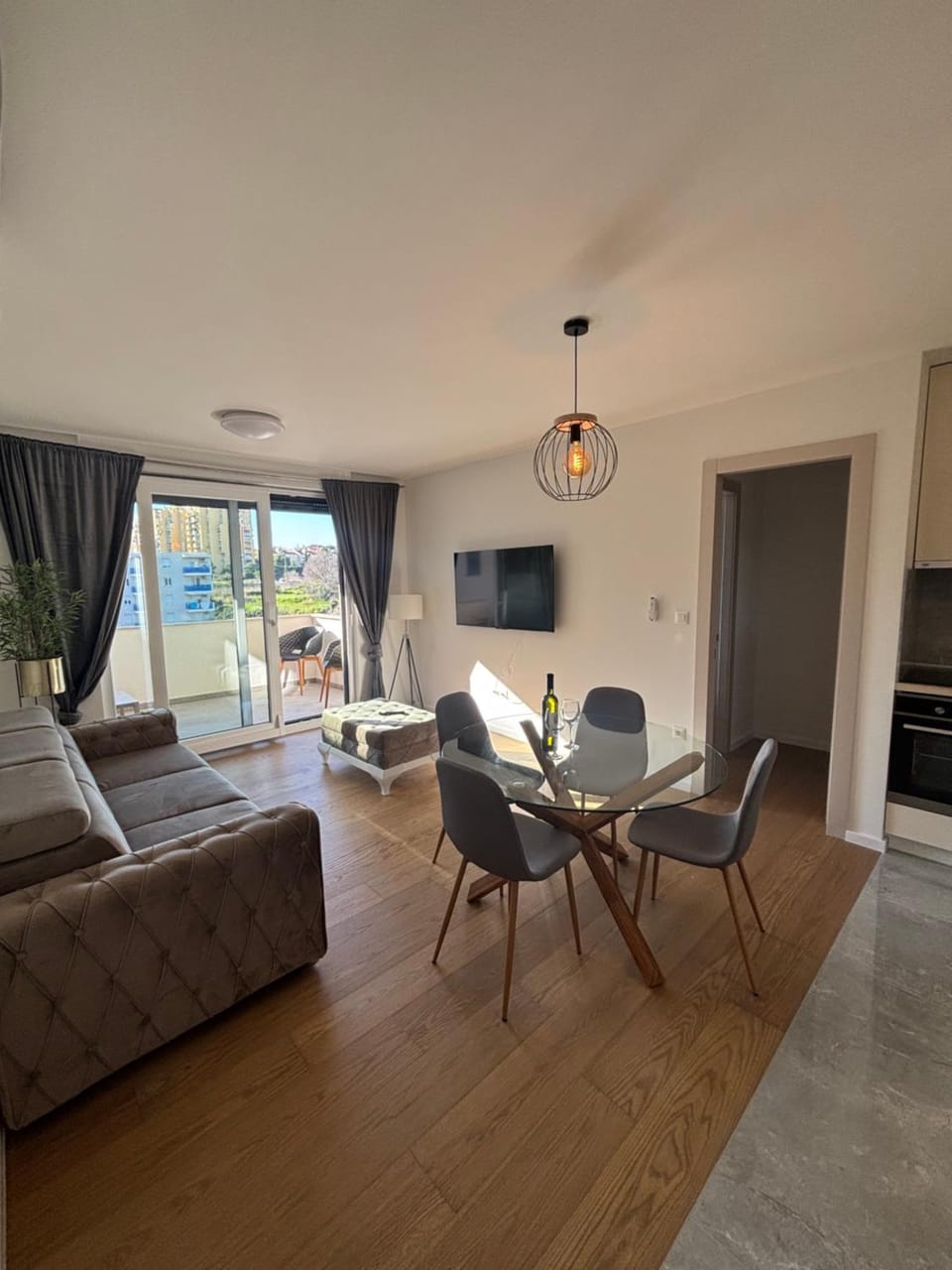 TV and multimedia, Living room, Seating area, Dining area