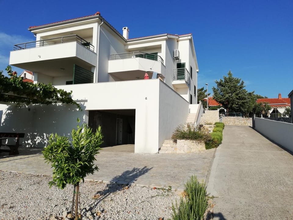 Property building, Summer, Garden, On site, Street view