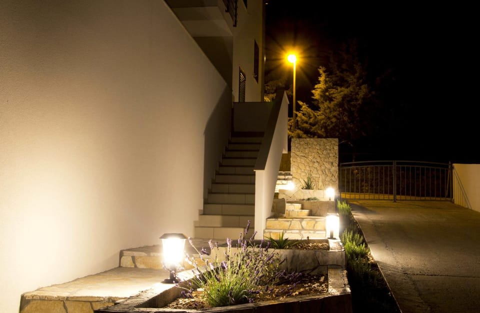 Facade/entrance, Night, Summer, Garden, Balcony/Terrace, Decorative detail, On site, Garden view