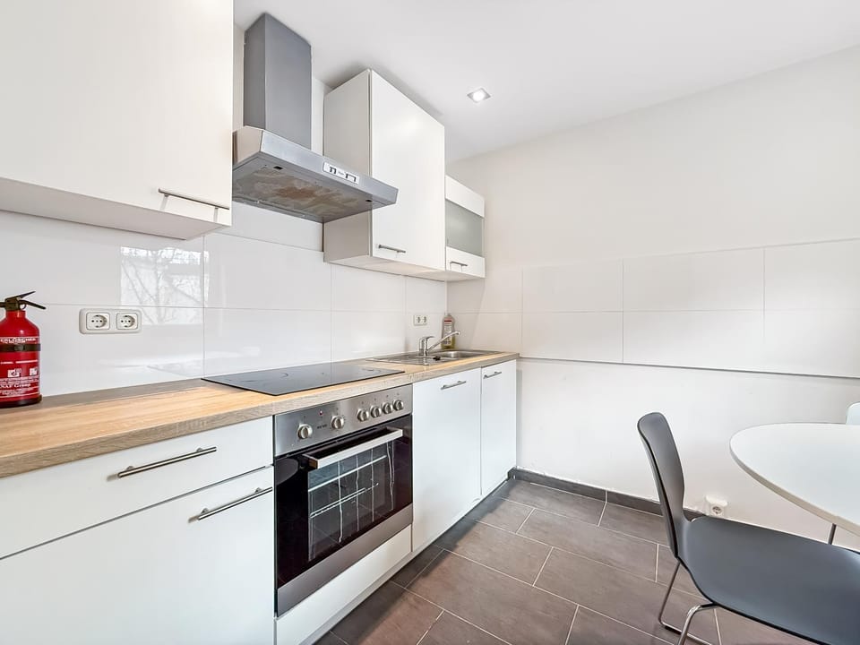 Kitchen or kitchenette, dishwasher, oven, toaster