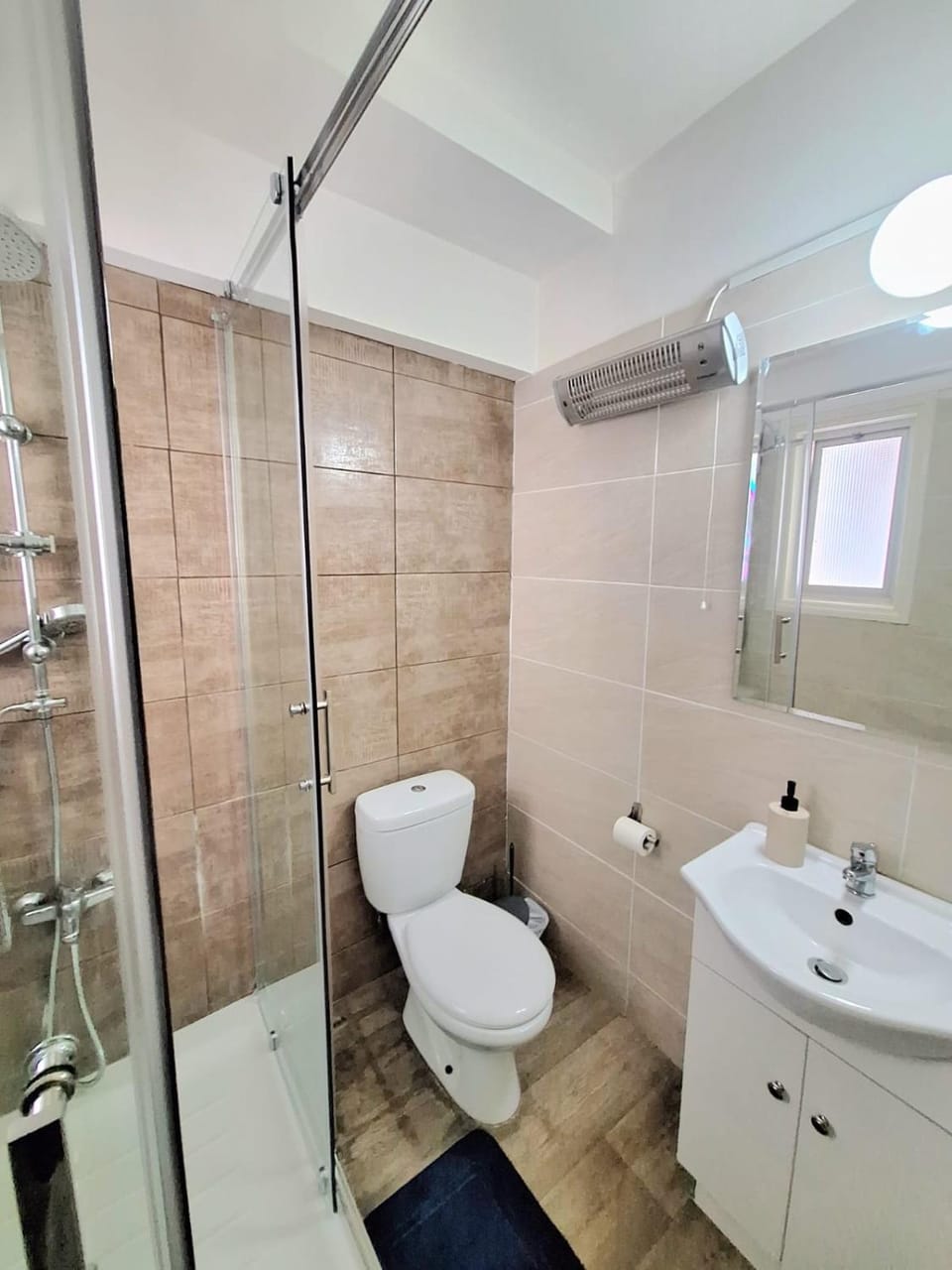 Shower, Toilet, Bathroom, towels