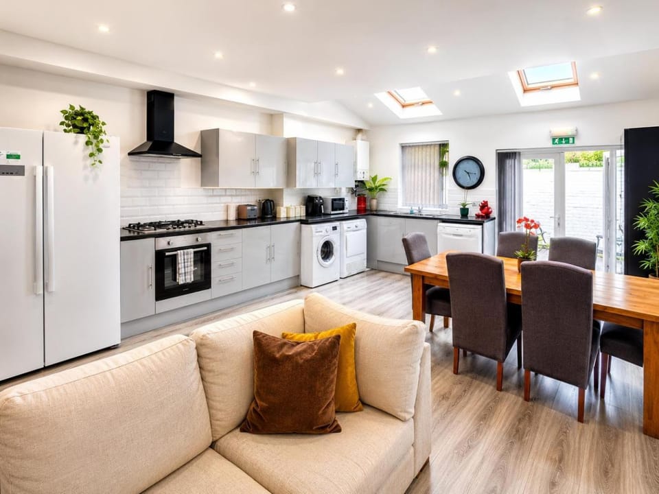 Kitchen or kitchenette, Living room, Seating area, Dining area, dishwasher, oven, pet friendly, stove, toaster, washing machine, dryer
