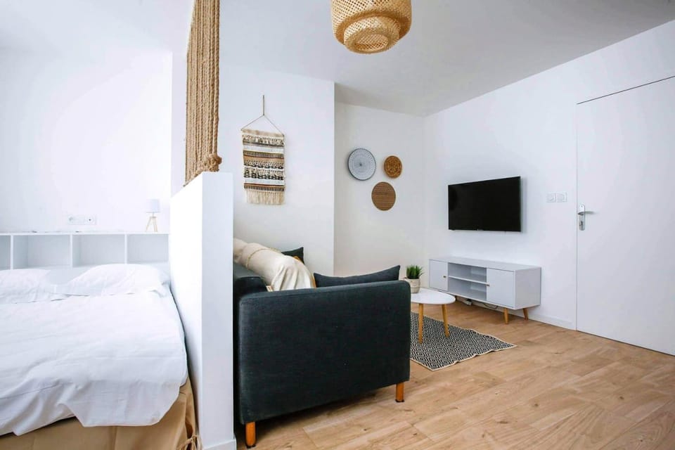 Bed, TV and multimedia, Living room, Photo of the whole room, Seating area