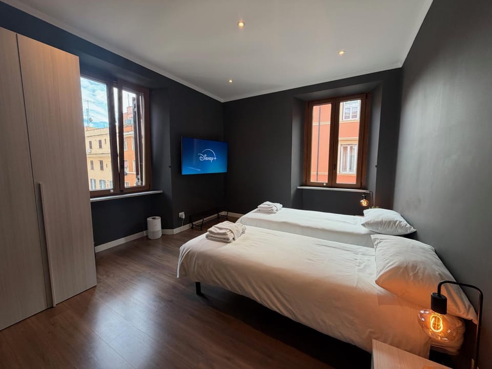 Bed, TV and multimedia, Photo of the whole room, Bedroom, towels, wardrobe, air conditioner