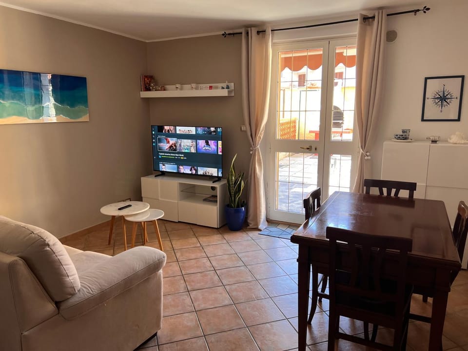TV and multimedia, Living room, Seating area, Dining area, internet