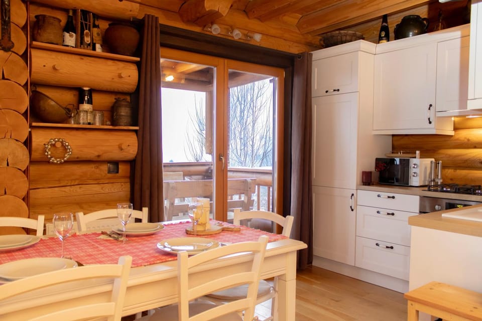 Kitchen or kitchenette, Dining area