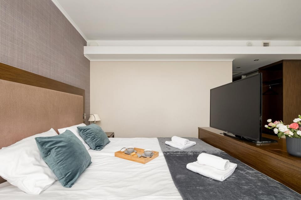 Bed, TV and multimedia, Photo of the whole room, Bedroom