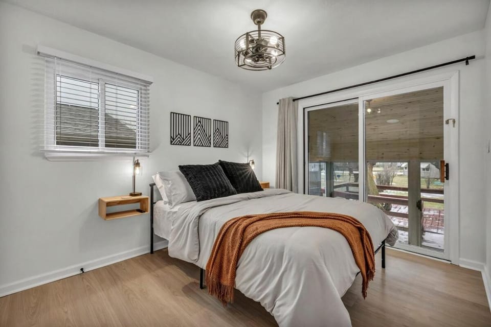 NEW! Modern Retreat Near CLE-Game Room-Renovated House in Lake Erie