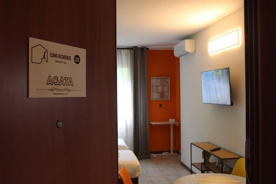 Budget Stay + Private Parking Apartment in Como