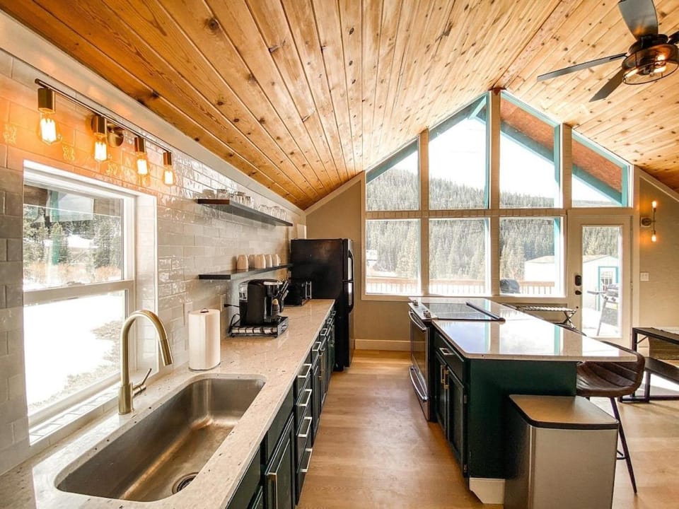 Mountain Views near hiking trails and ski slopes House in Summit County