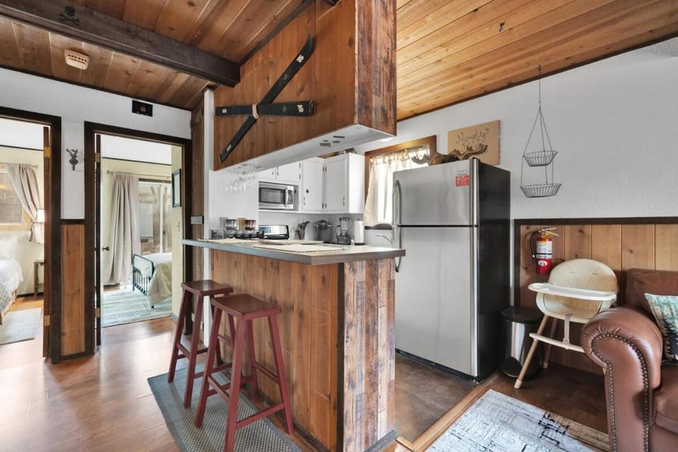 Little Naughty Pine Wi-Fi TV Ski House in Big Bear