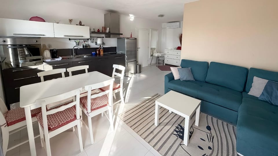 Kitchen or kitchenette, Dining area, dishwasher, oven, stove, air conditioner