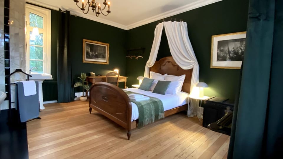 Photo of the whole room, Bedroom