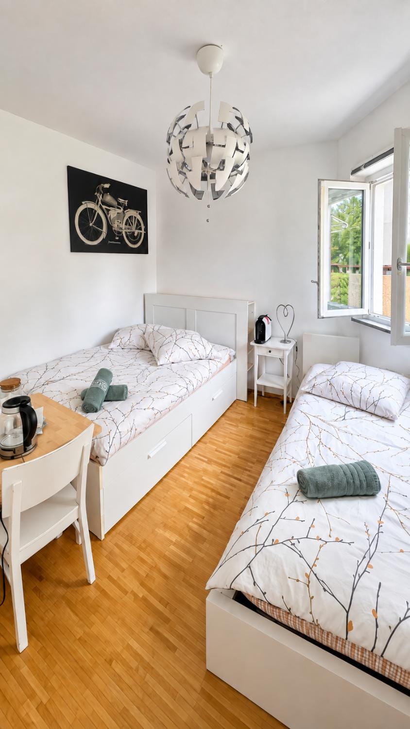 Bed, Bedroom, towels