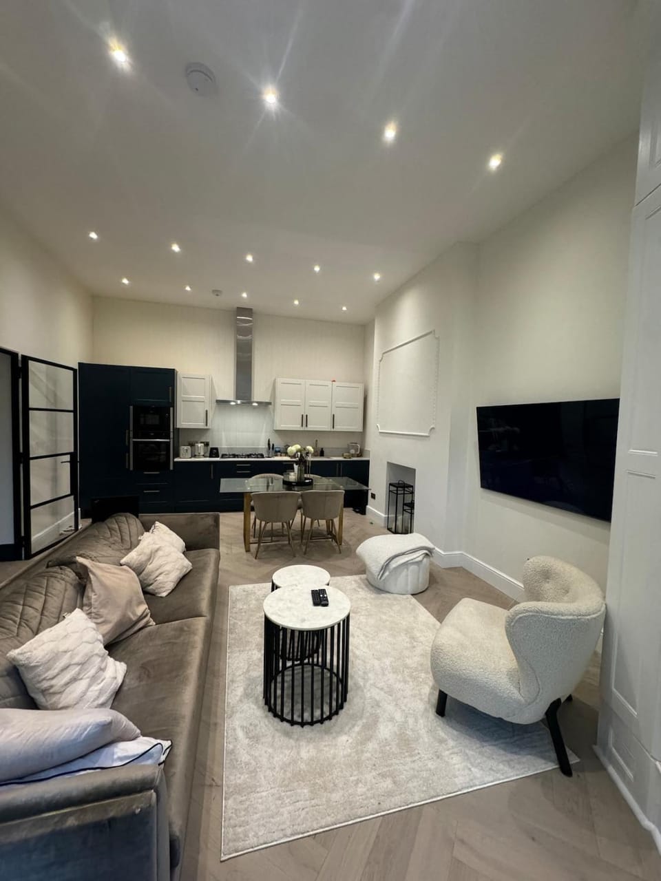 The Location! Holland Park Apartment in City of Westminster