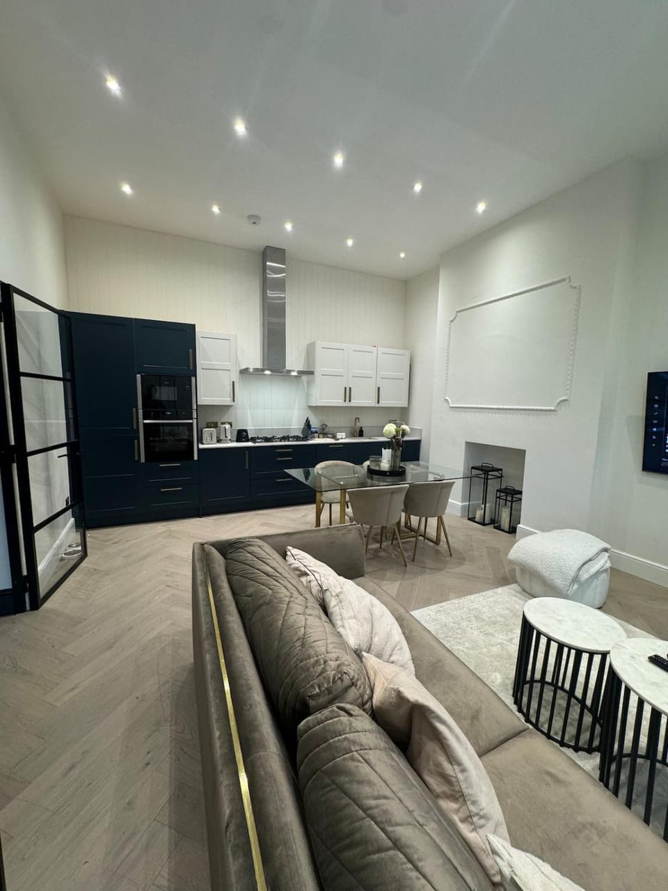 The Location! Holland Park Apartment in City of Westminster