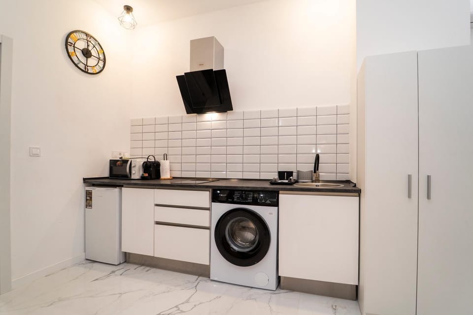 Kitchen or kitchenette, stove, washing machine