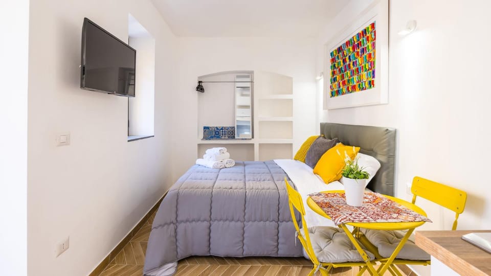 Bed, TV and multimedia, Photo of the whole room